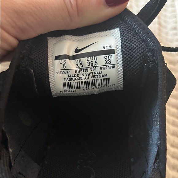 Nike Air Max 270 Black and White Shoes - Picture 7 of 7